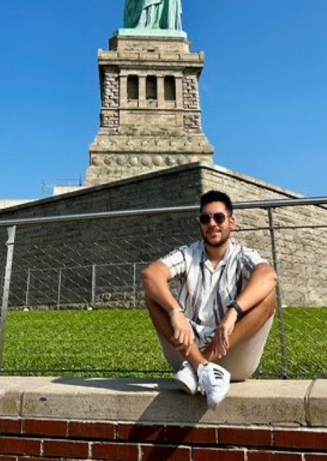 Sergio frente a la Estatua de la Libertad